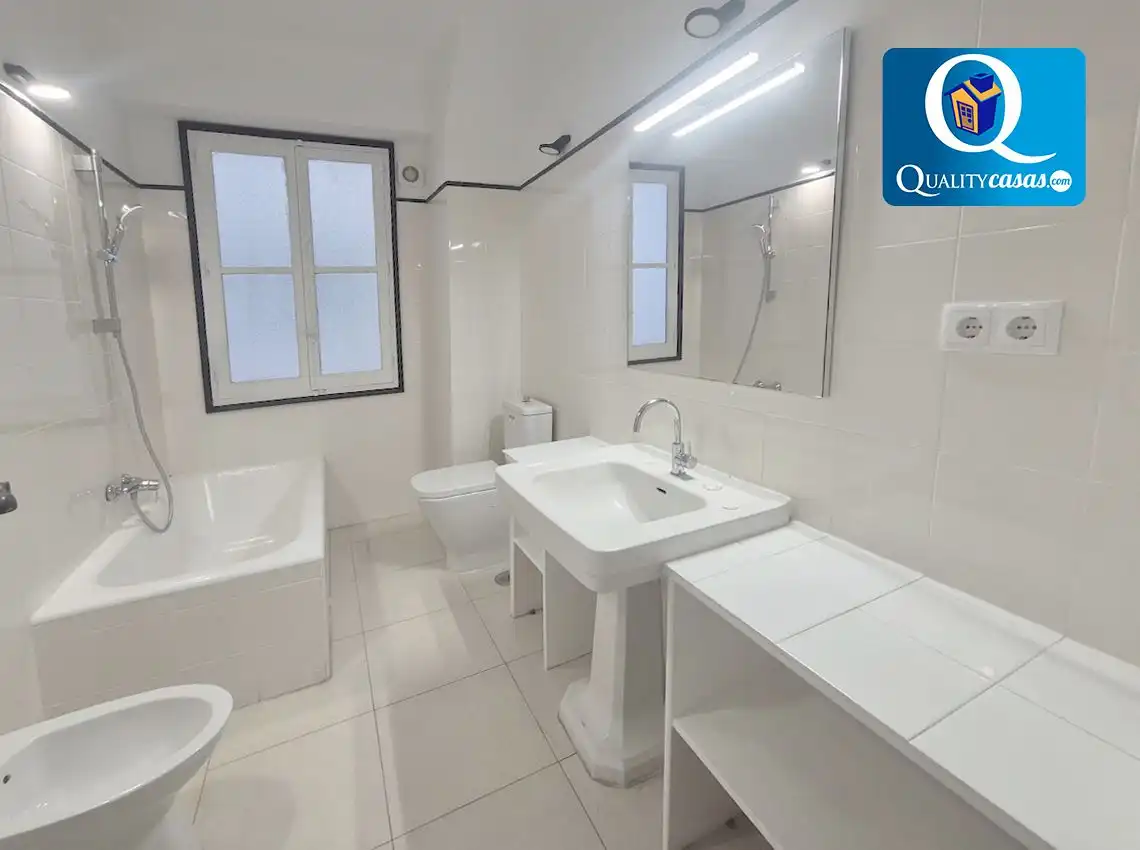Baño de Piso de alquiler en Alicante / Alacant con Aire acondicionado
