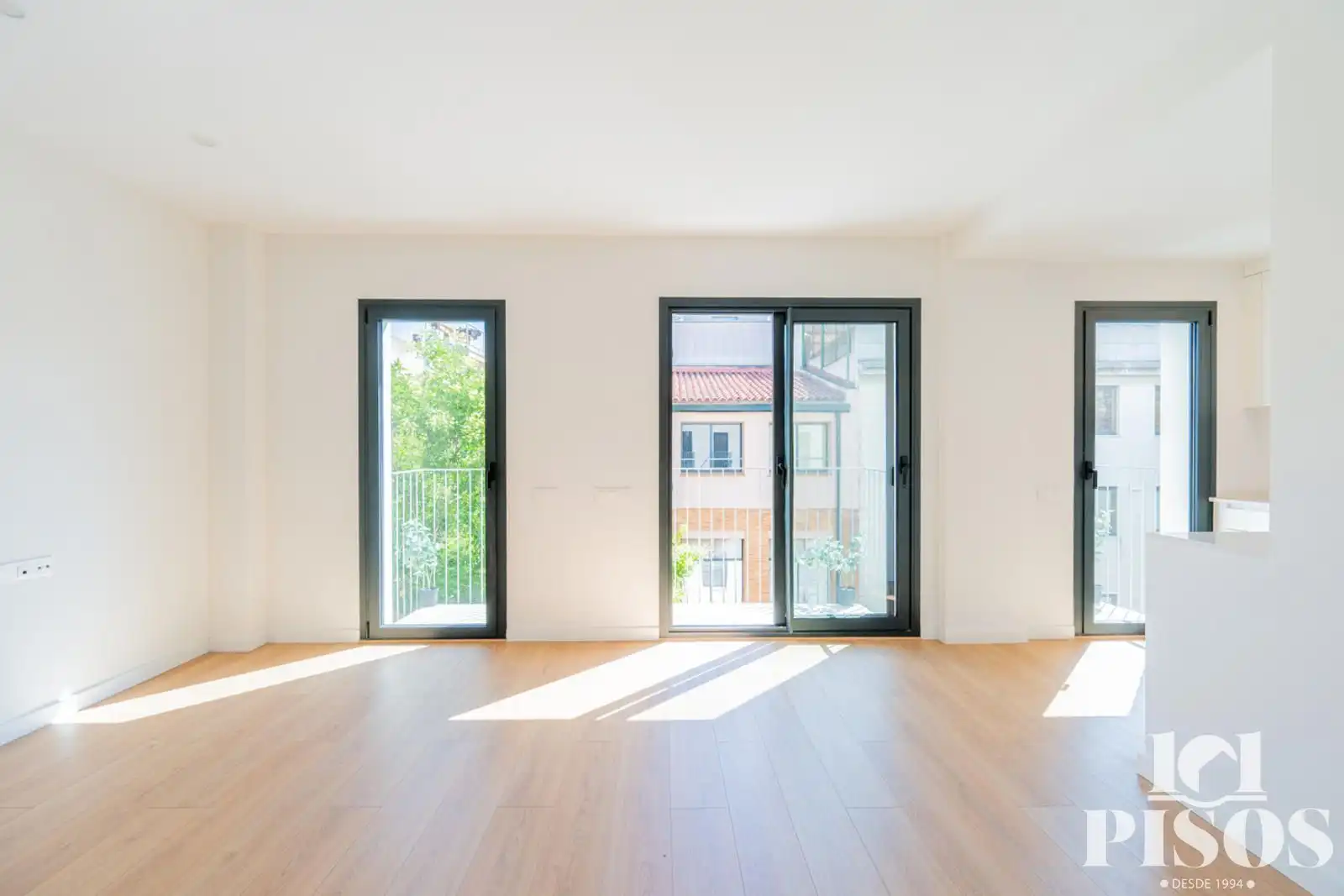 Living room of Attic for sale in Sant Cugat del Vallès  with Air Conditioner, Heating and Parquet flooring