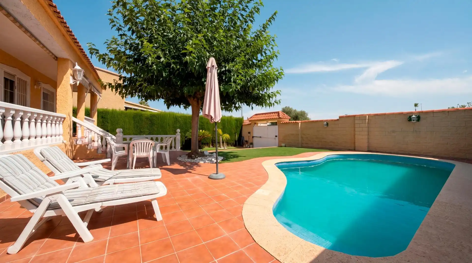 Piscina de Casa o xalet en venda en La Pobla de Vallbona amb Aire condicionat, Calefacció i Jardí privat