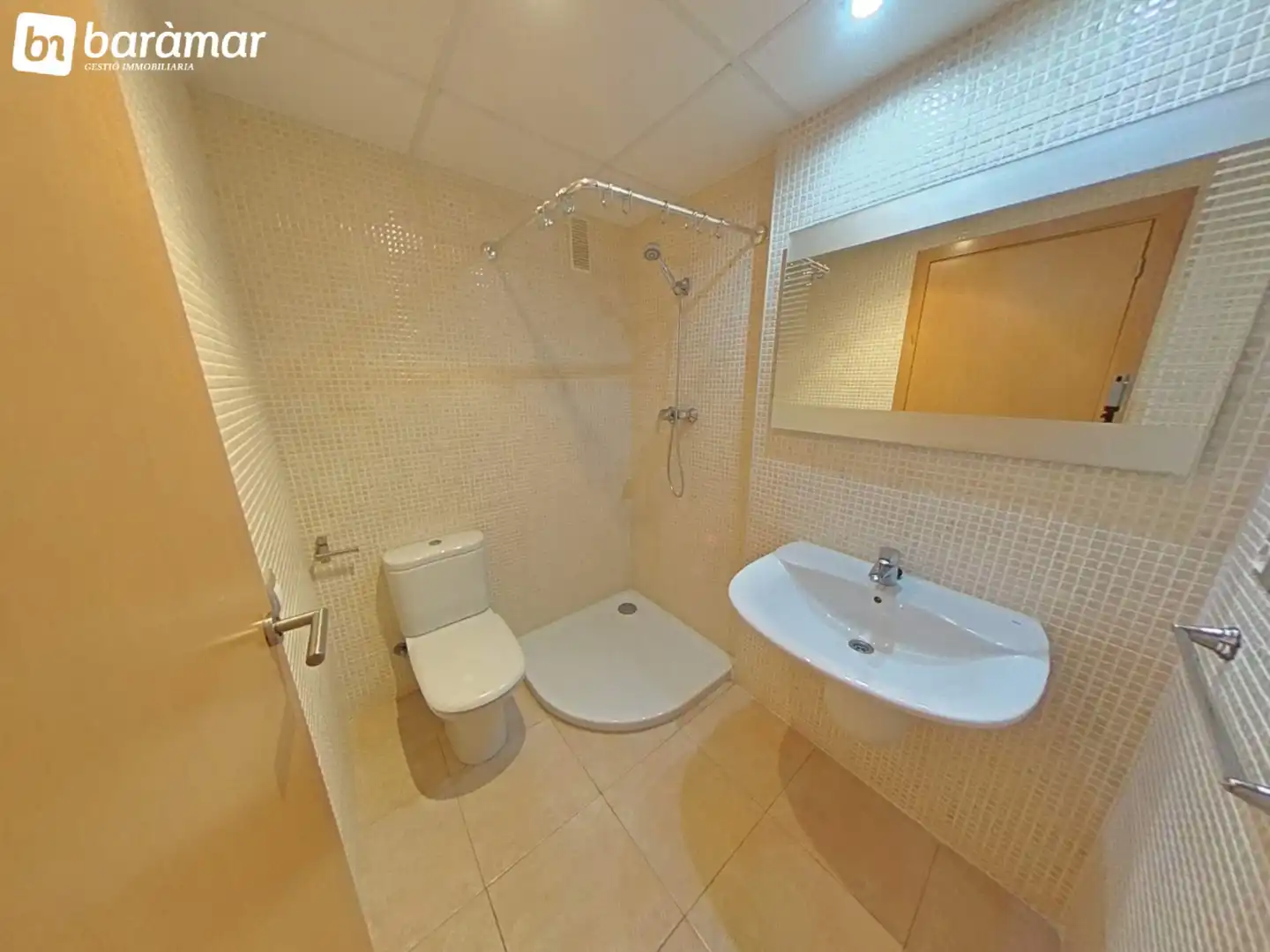 Baño de Casa adosada en venta en Roda de Berà con Aire acondicionado, Calefacción y Jardín privado