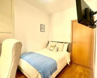 Bedroom of Flat to share in  Madrid Capital  with Washing machine and TV