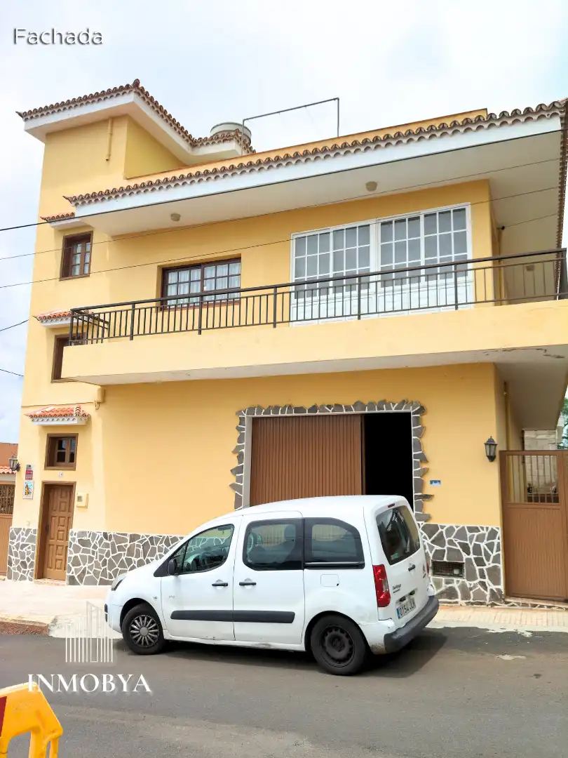 Vista exterior de Casa o xalet en venda en Tacoronte amb Jardí privat, Terrassa i Moblat