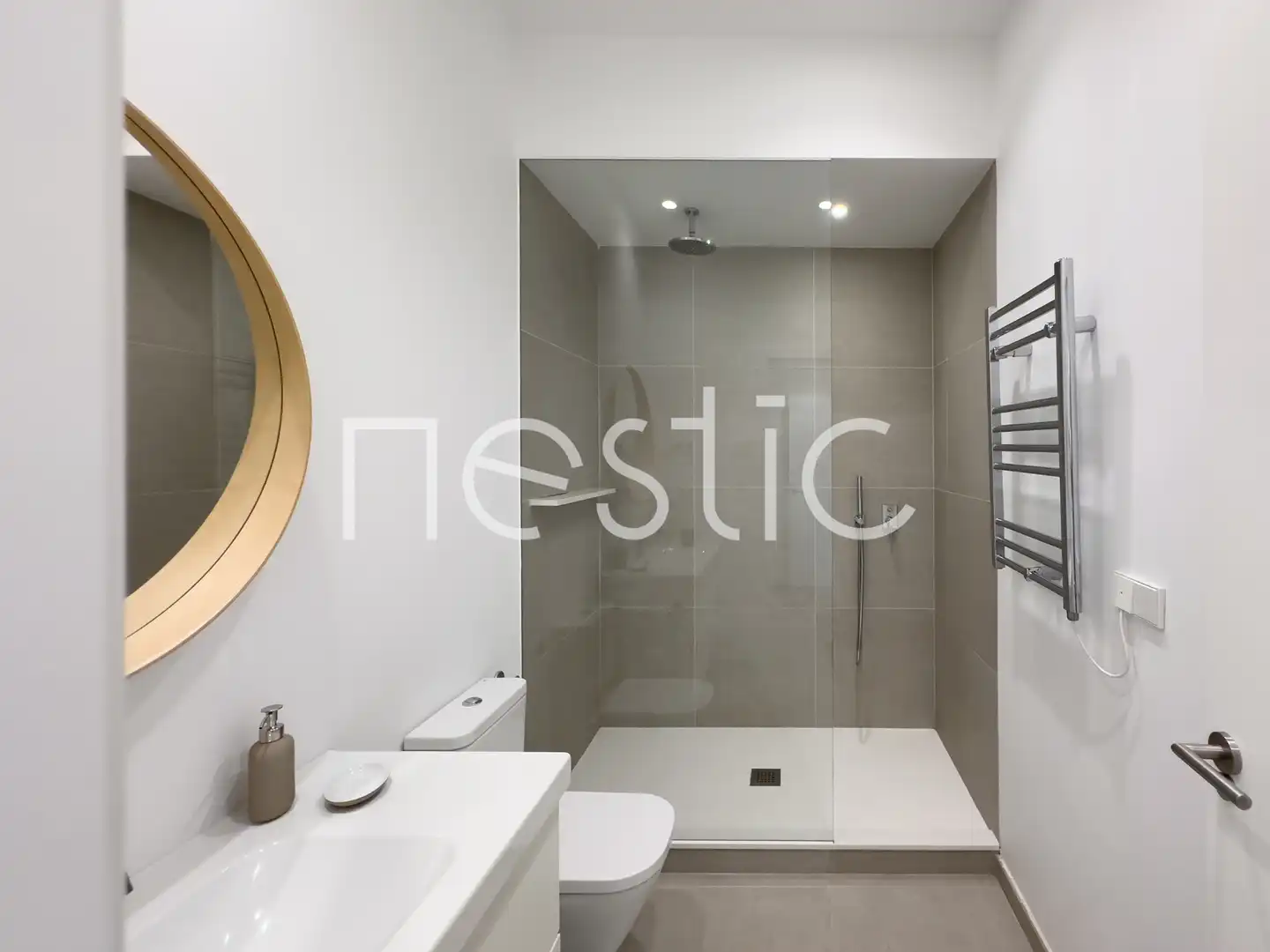 Baño de Apartamento de alquiler en Madrid con Aire acondicionado, Calefacción y Amueblado