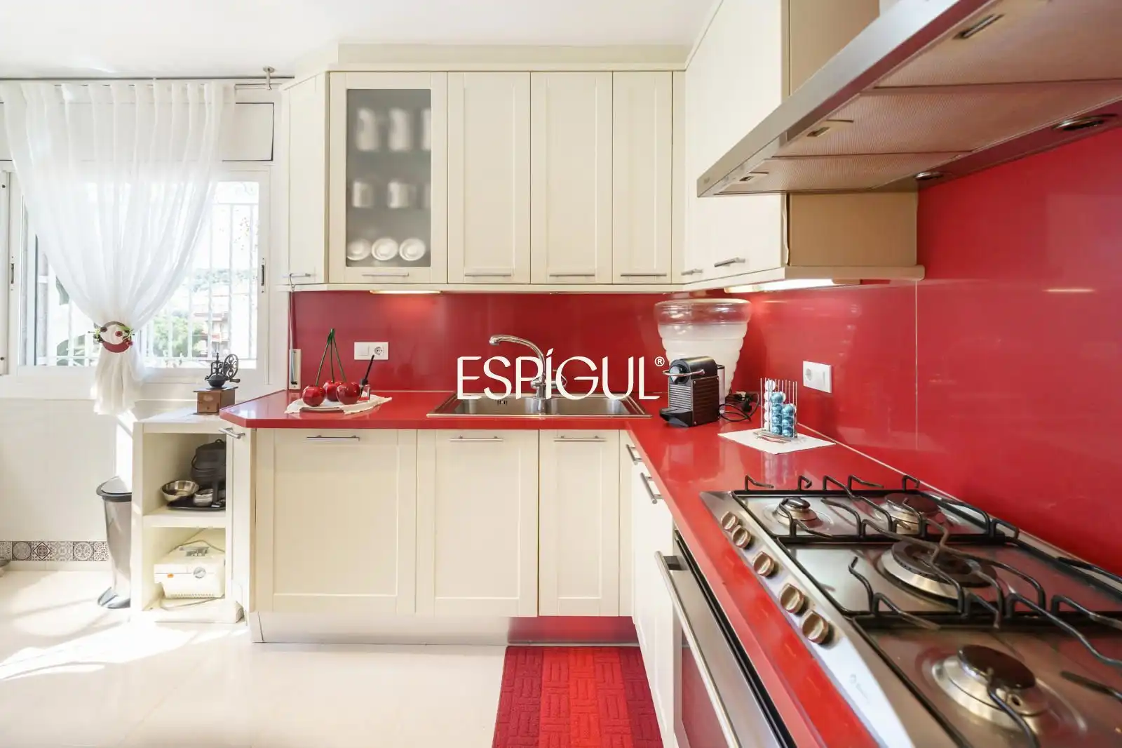 Cocina de Casa adosada en venta en Tiana con Aire acondicionado, Calefacción y Jardín privado
