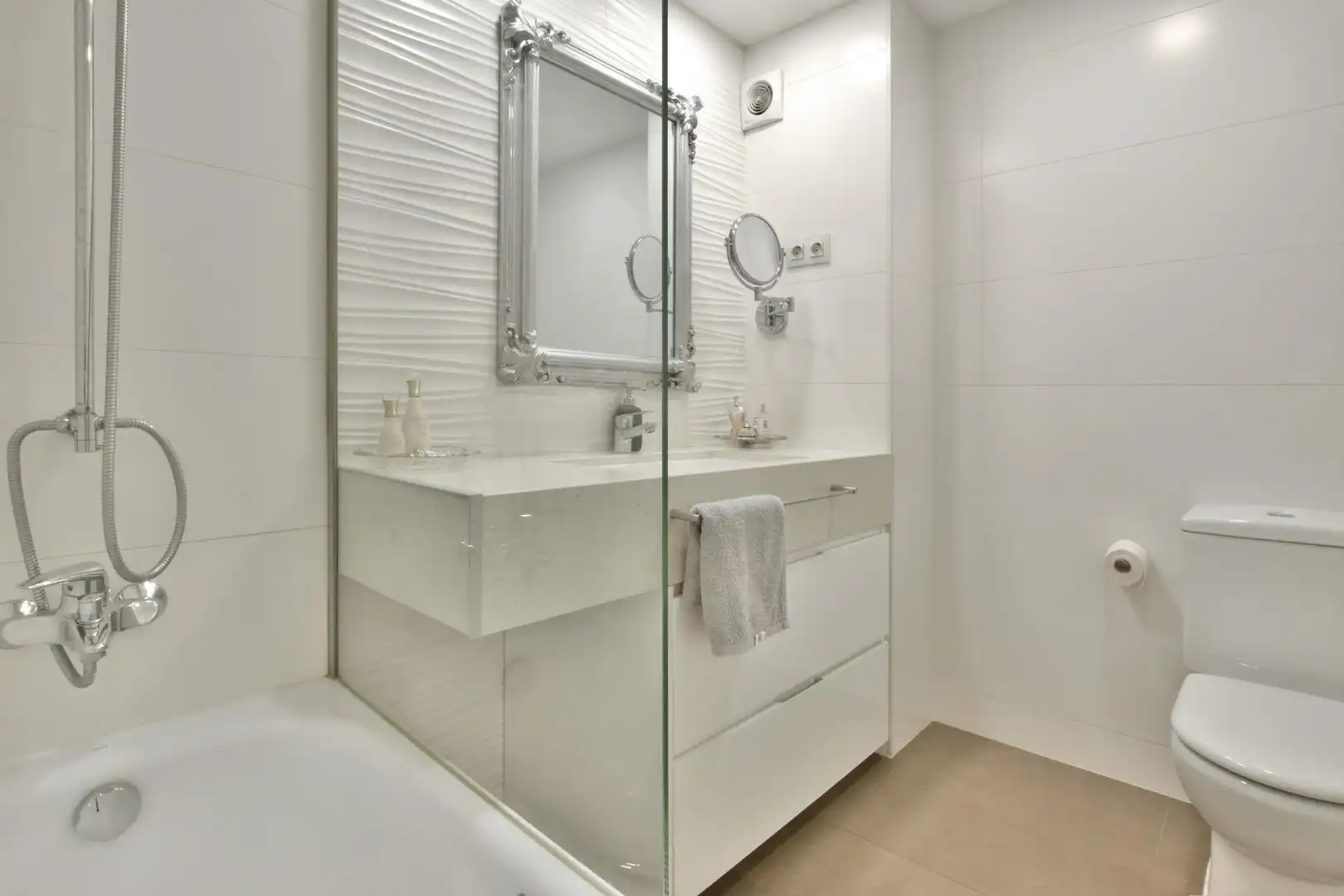 Baño de Piso en venta en Barcelona con Parquet, Terraza y Balcón