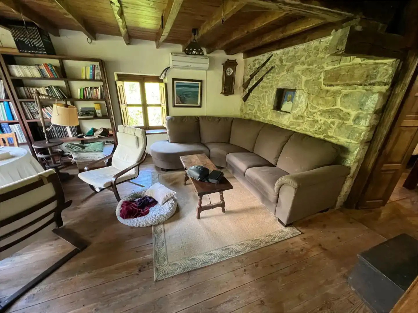 Sala d'estar de Finca rústica en venda en Ponga amb Aire condicionat, Parquet i Moblat