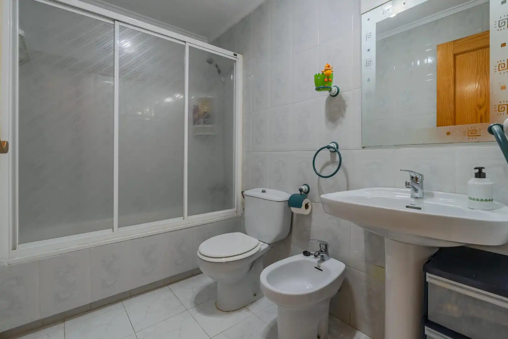 Bany de Apartament en venda en Torrevieja amb Jardí privat, Terrassa i Moblat