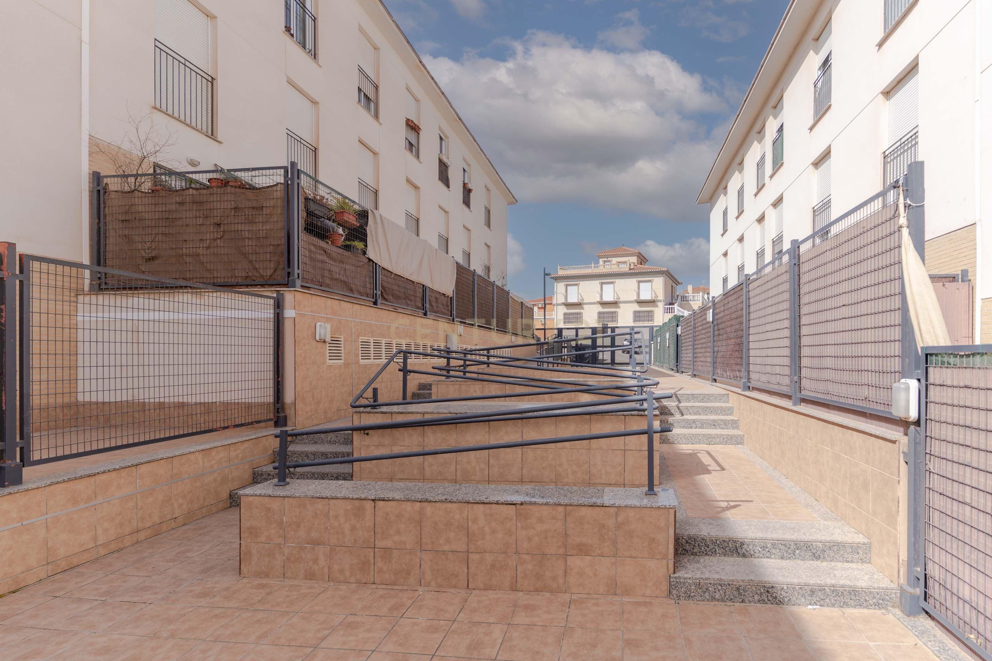Vista exterior de Pis en venda en Las Gabias amb Piscina comunitària