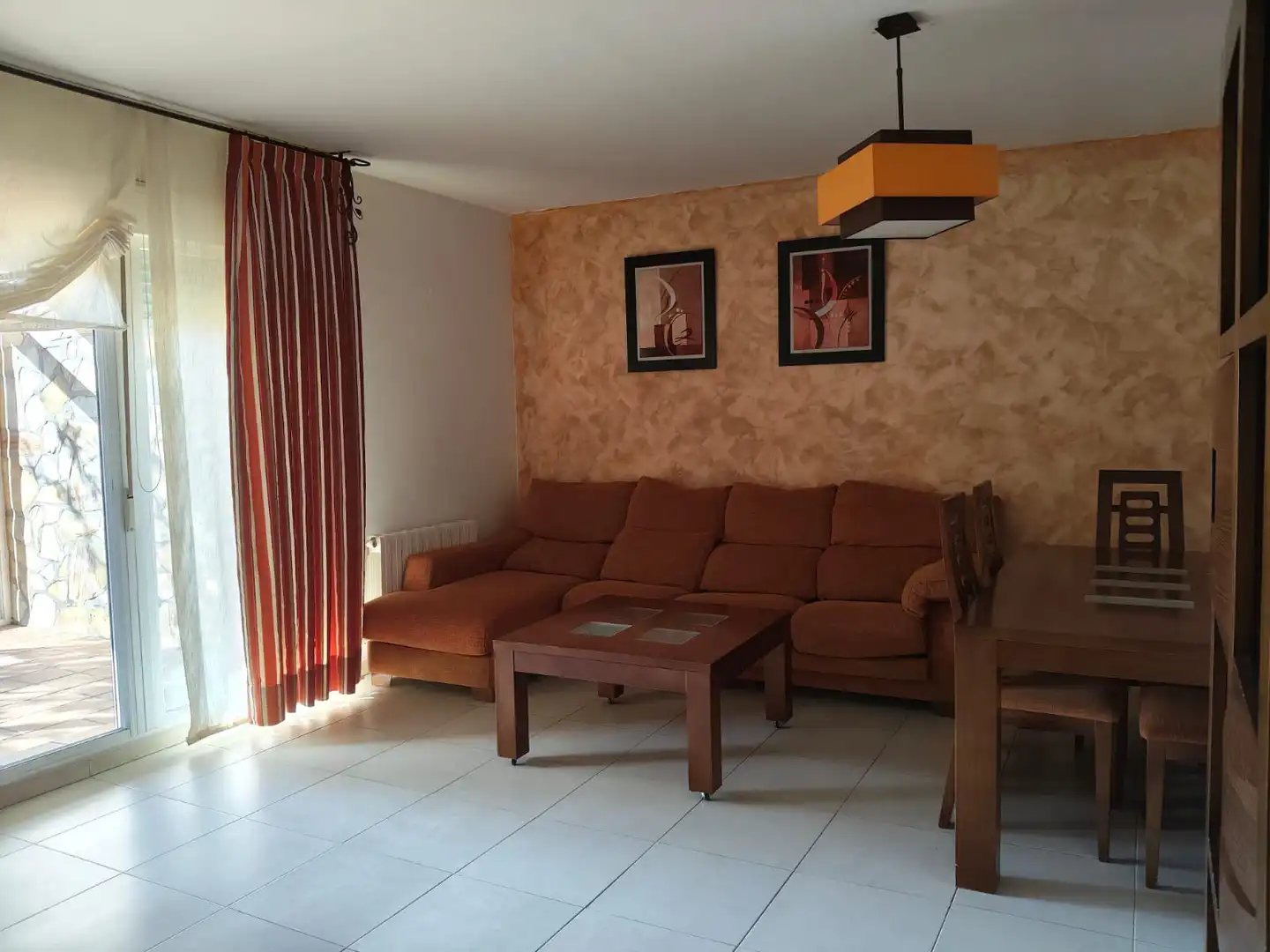 Sala d'estar de Casa adosada en venda en Yebes amb Calefacció, Jardí privat i Traster
