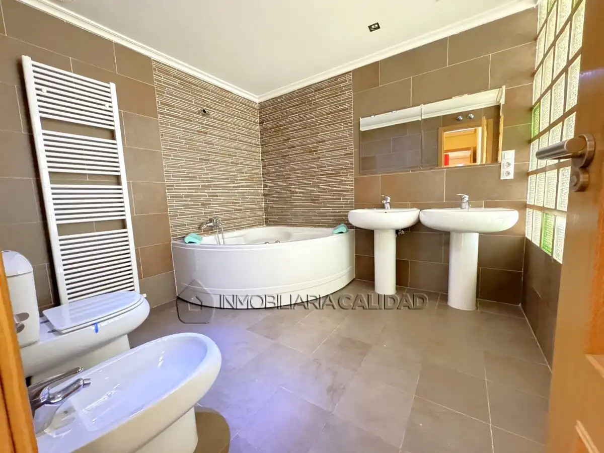 Baño de Piso en venta en Burgos con Calefacción, Trastero y Piscina