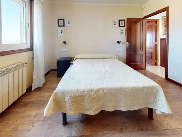 Dormitori de Casa o xalet en venda en Nigrán amb Calefacció, Jardí privat i Parquet