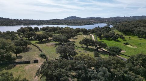 Casa de campo con terreno y construcciones junto al pantano