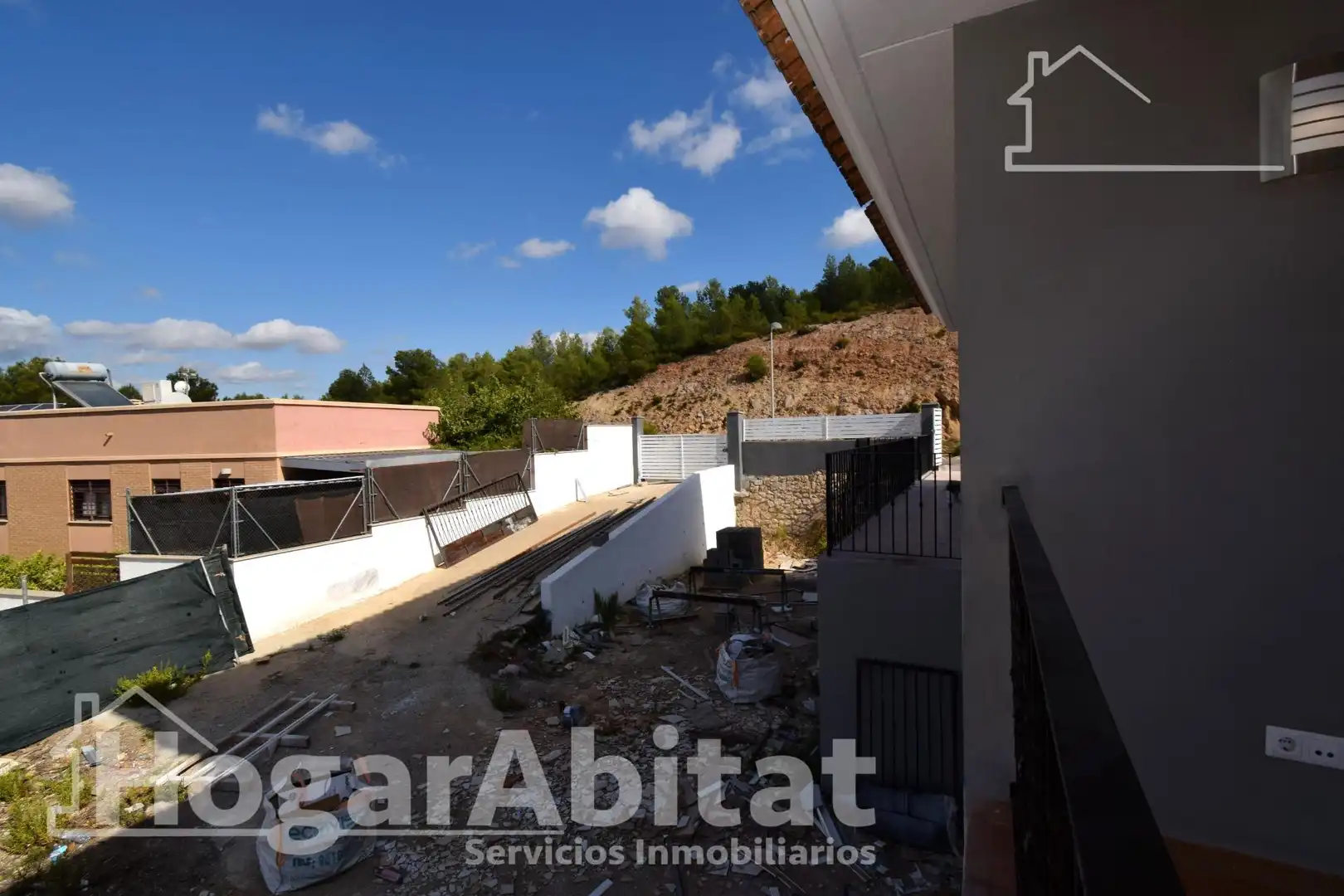Vista exterior de Casa o xalet en venda en Chiva amb Aire condicionat, Calefacció i Jardí privat