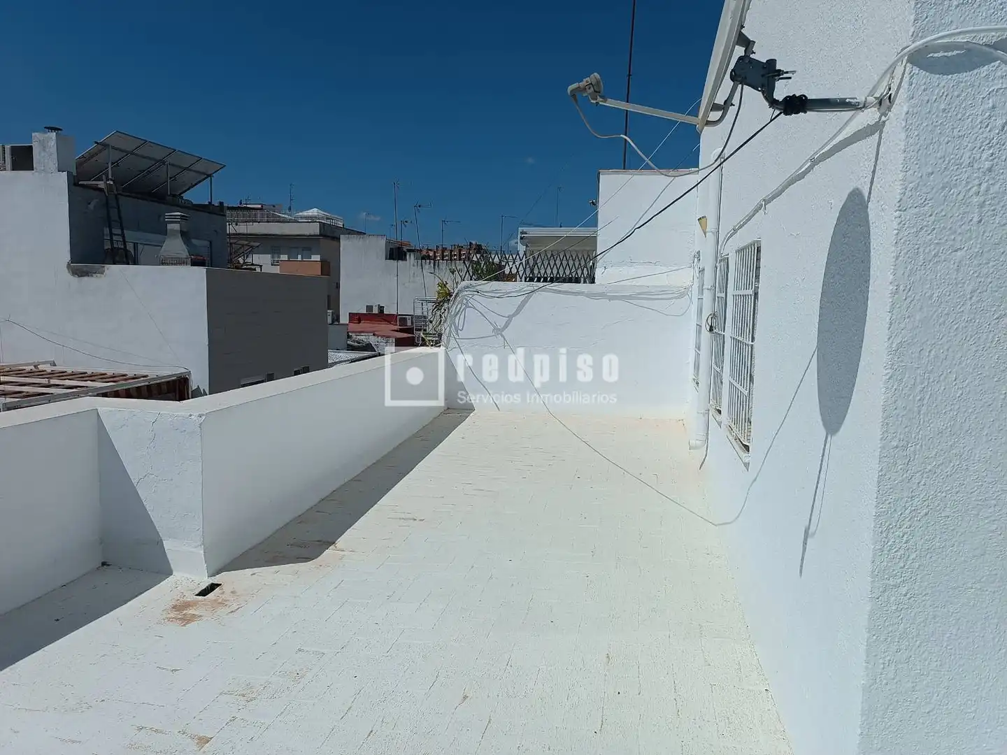 Vista exterior de Àtic de lloguer en Sevilla amb Aire condicionat, Terrassa i Moblat