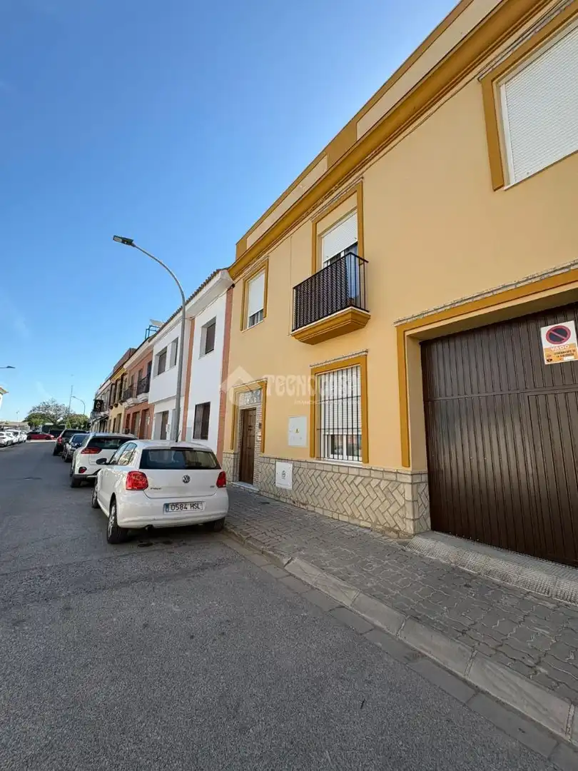 Vista exterior de Casa adosada en venta en La Rinconada con Piscina y Amueblado