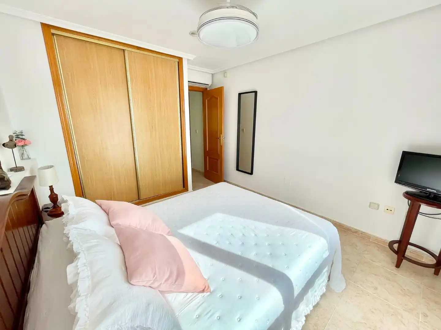 Dormitori de Apartament de lloguer en Cartagena amb Aire condicionat, Piscina i Moblat