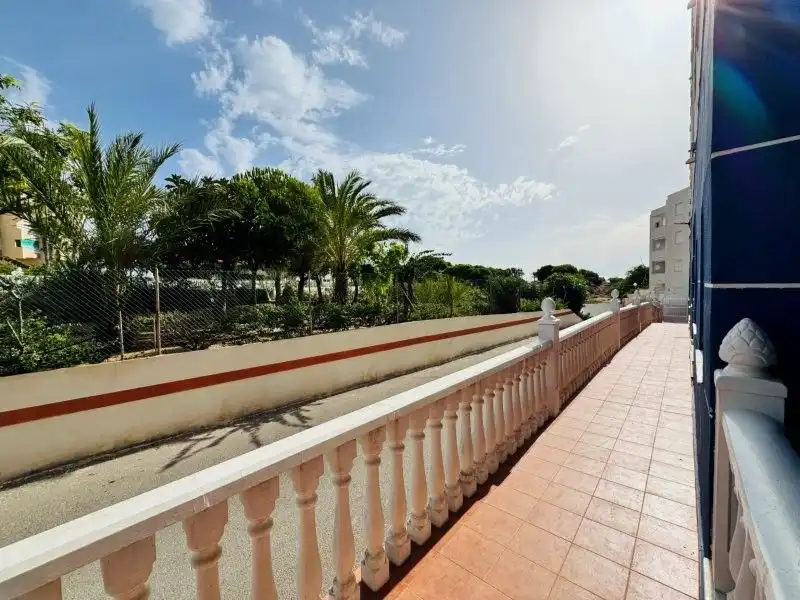 Vista exterior de Apartament en venda en Guardamar del Segura amb Traster i Piscina comunitària