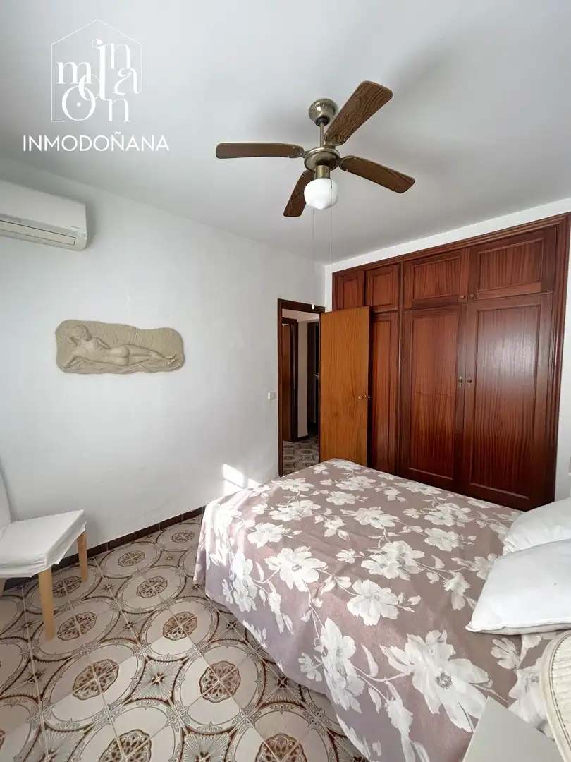 Dormitori de Casa o xalet en venda en Almonte amb Jardí privat, Terrassa i Moblat