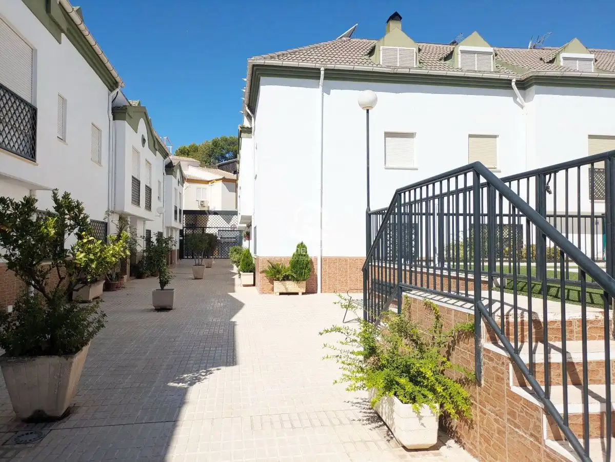 Vista exterior de Casa o xalet en venda en Jaén amb Aire condicionat, Terrassa i Traster
