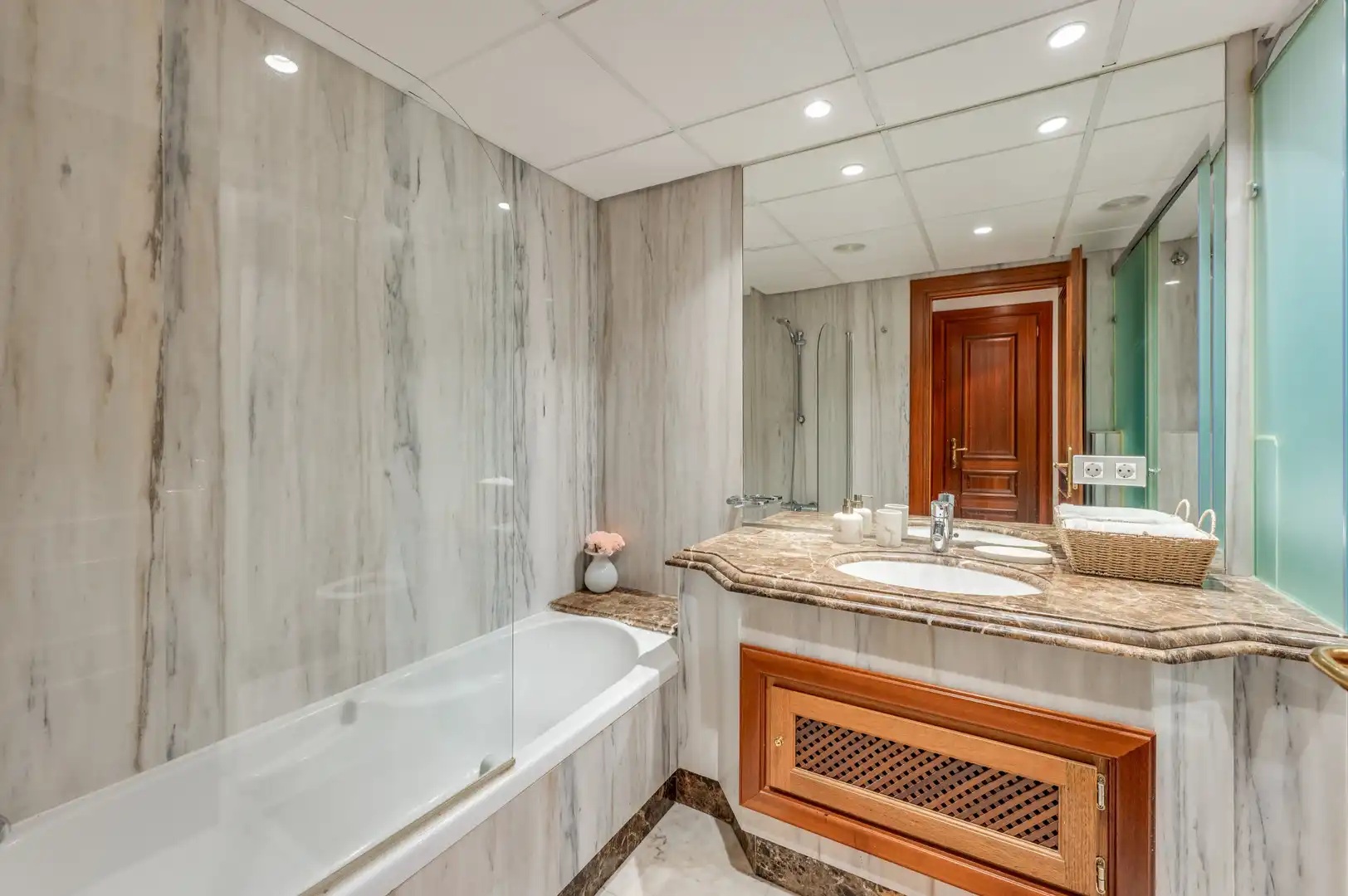 Baño de Apartamento de alquiler en Estepona con Aire acondicionado, Terraza y Piscina