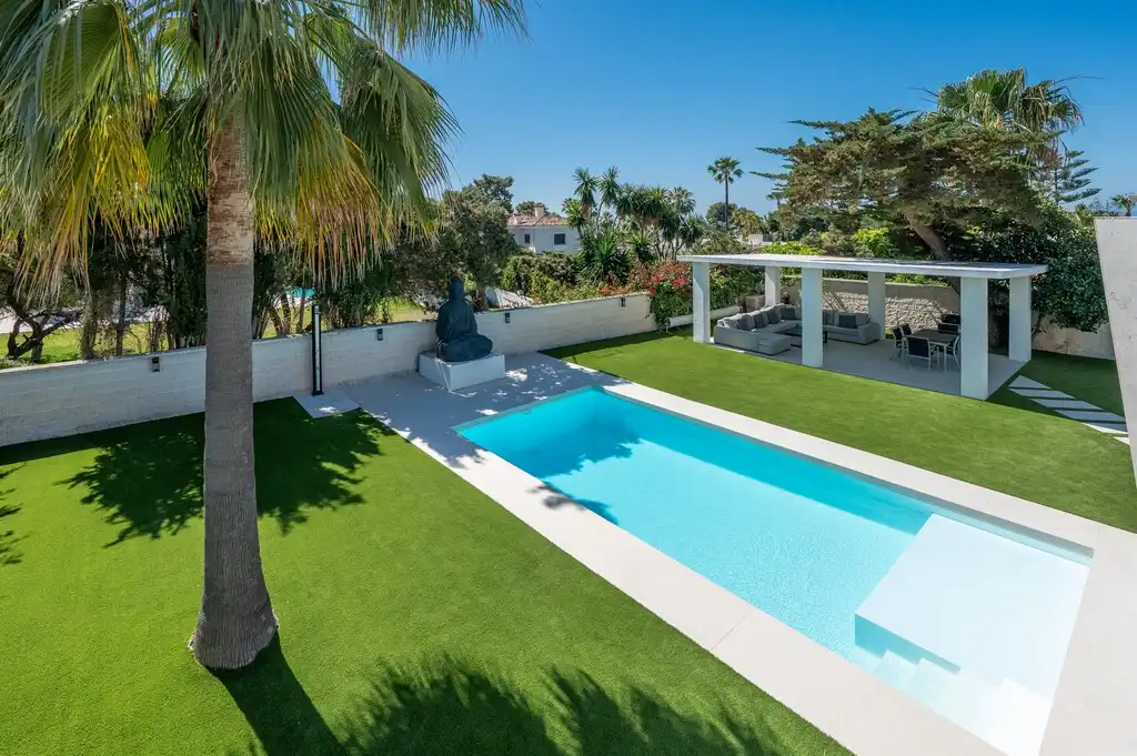 Piscina de Casa o chalet en venta en Marbella con Aire acondicionado, Calefacción y Jardín privado