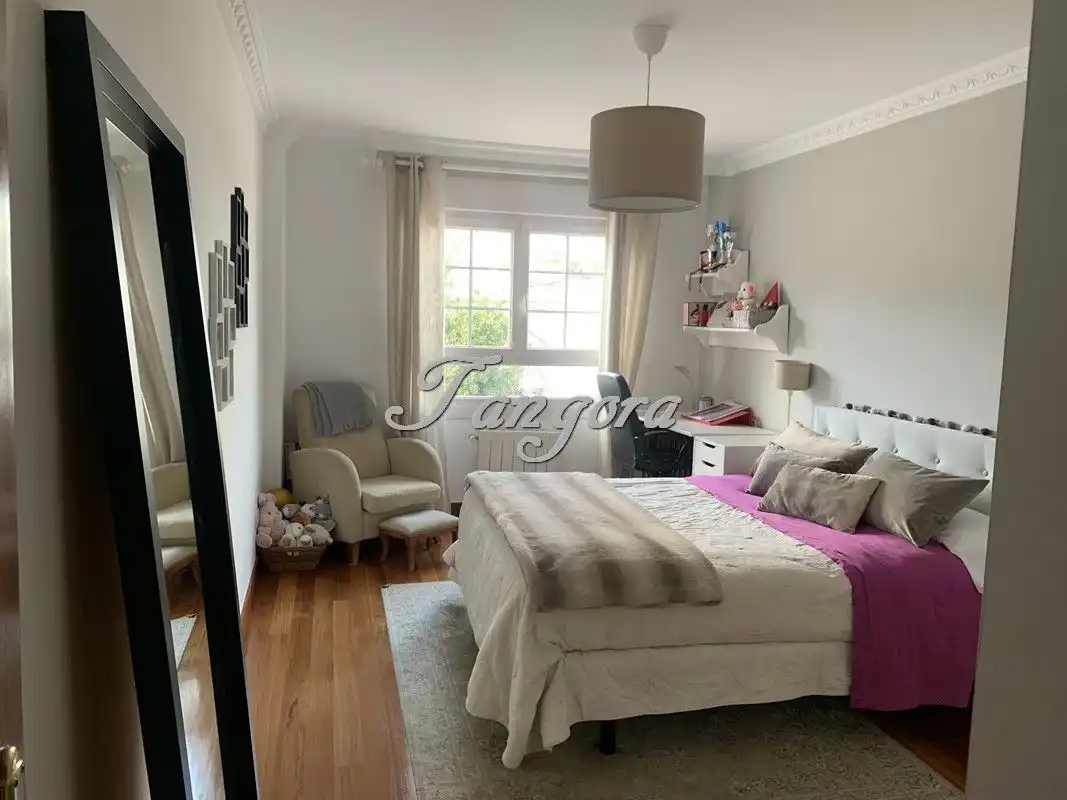 Schlafzimmer von Einfamilien-Reihenhaus zum Verkauf in Castro-Urdiales mit Heizung, Parkett und Terrasse