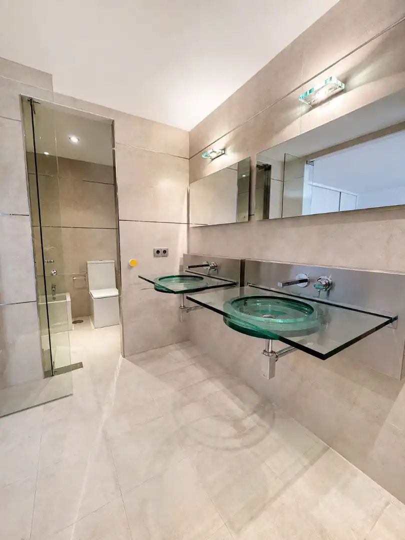Badezimmer von Einfamilien-Reihenhaus zur Miete in Club de Campo mit Klimaanlage, Heizung und Privatgarten