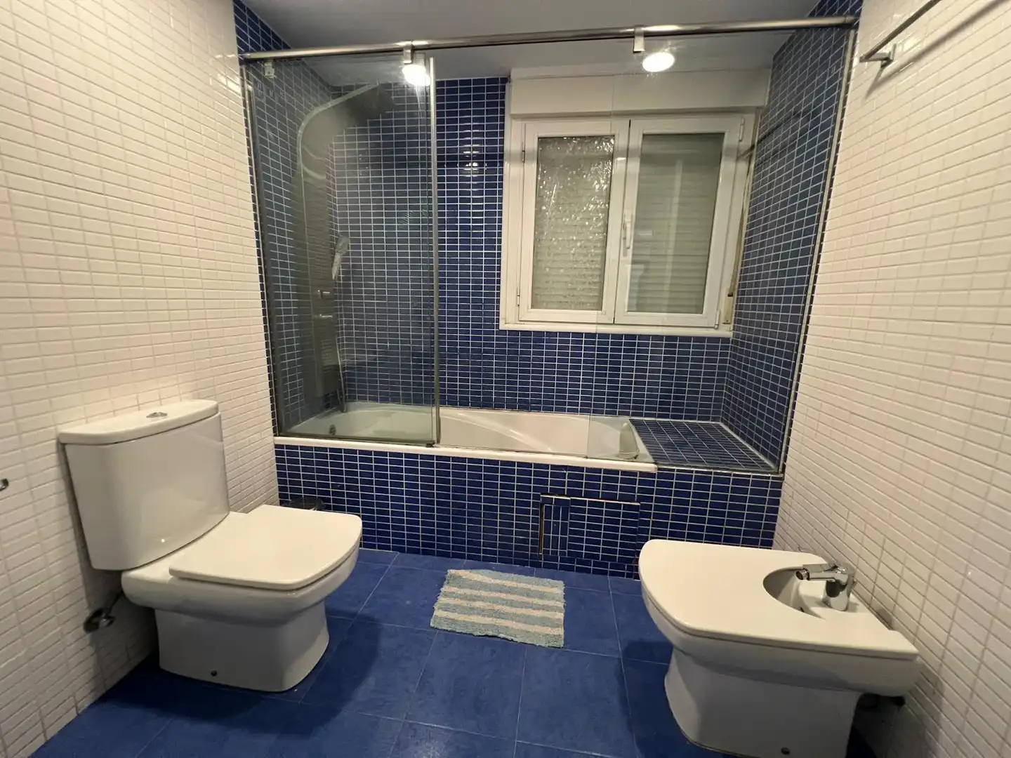 Bathroom of Houses for share in Madrid  with Heating, Terrace and Swimming Pool