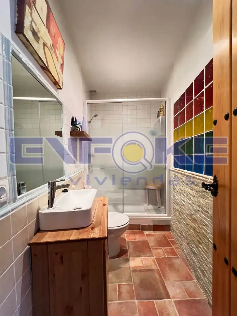Badezimmer von Einfamilien-Reihenhaus zum Verkauf in Moratilla de los Meleros mit Heizung, Parkett und Möbliert