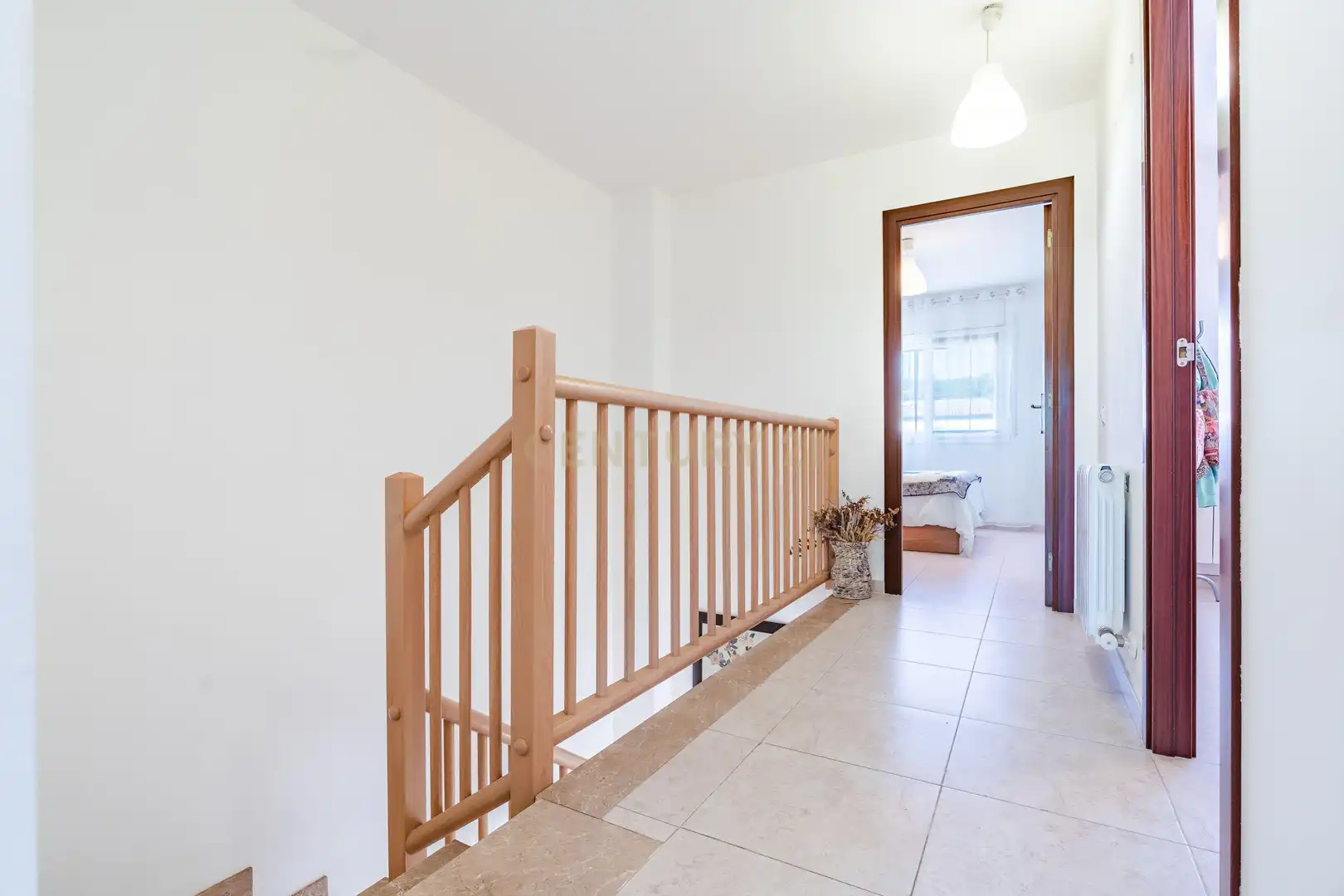 Einfamilien-Reihenhaus zum Verkauf in Vila-rodona mit Privatgarten und Ofen