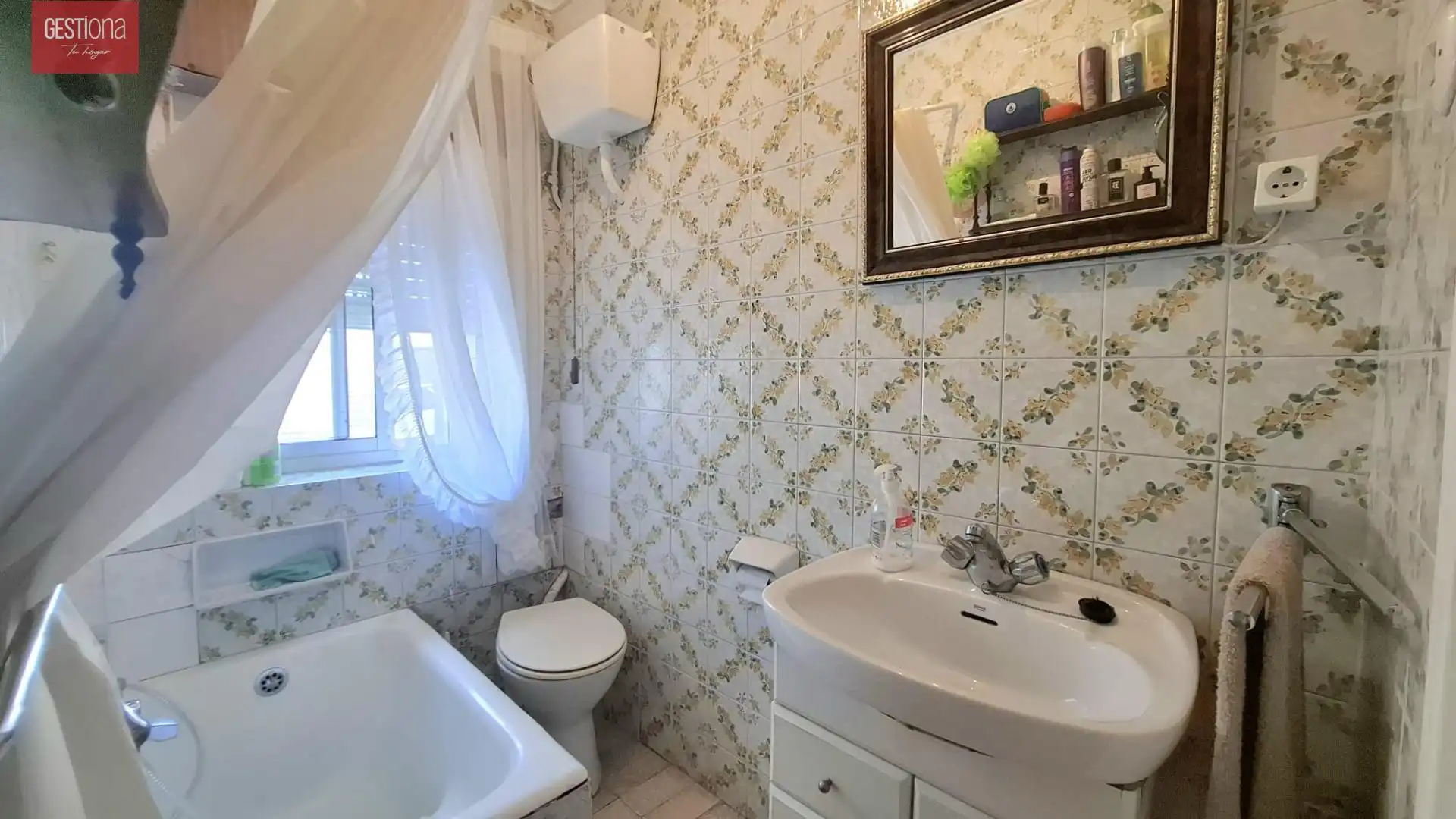 Baño de Piso en venta en Los Corrales de Buelna  con Calefacción, Trastero y Amueblado