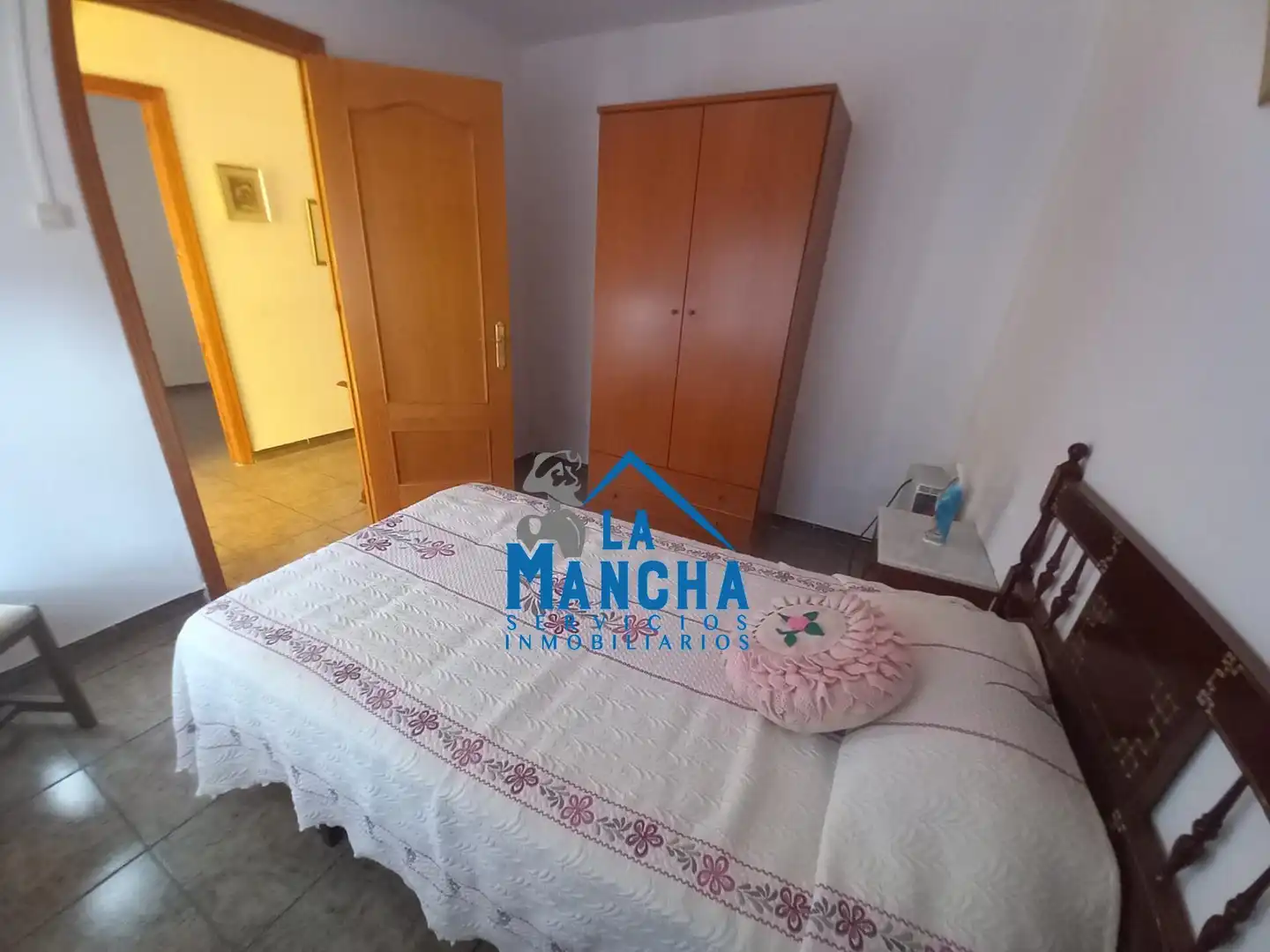 Dormitori de Finca rústica en venda en Casas de Juan Núñez amb Moblat i Balcó