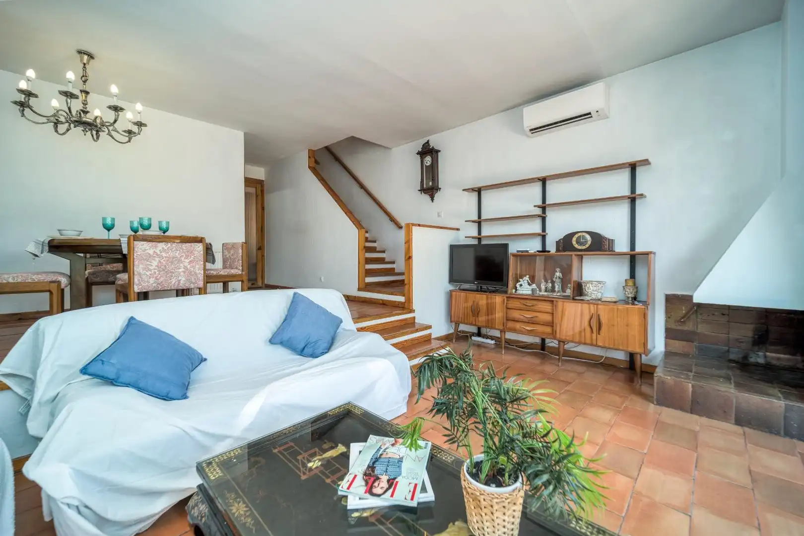 Living room of Detached homes for sale in Pozuelo de Alarcón  with Air Conditioner, Heating and Private garden