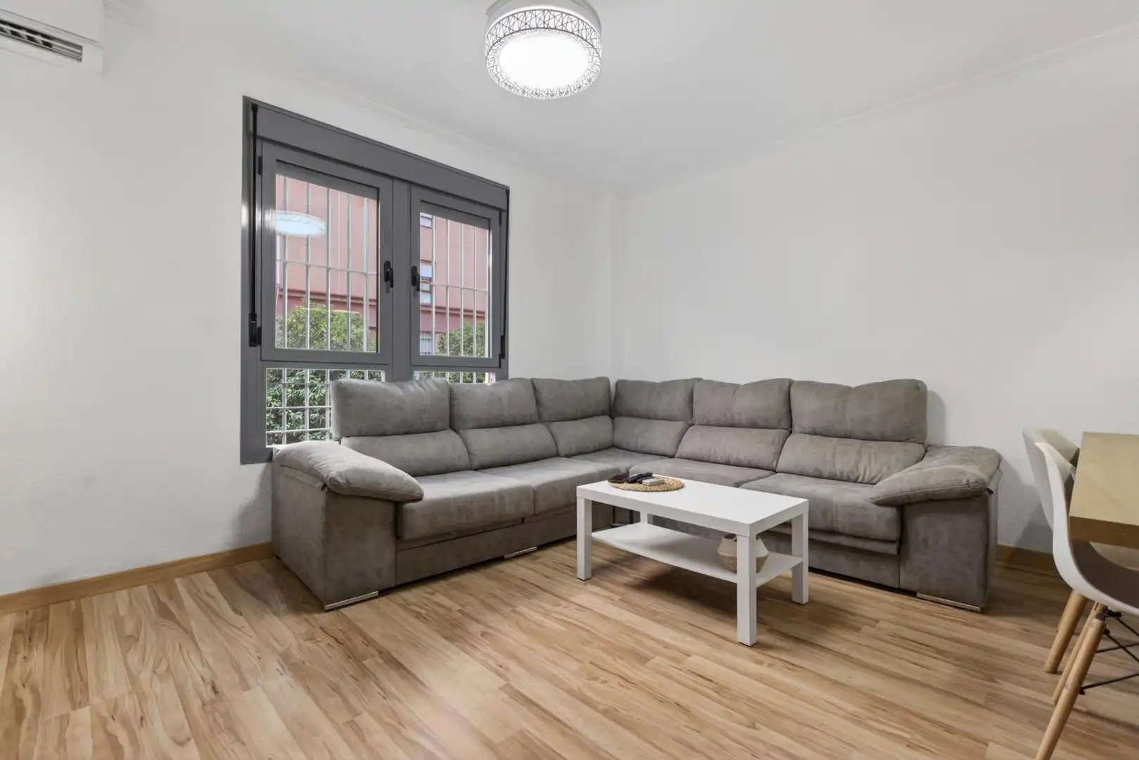Sala de estar de Piso en venta en Sevilla con Aire acondicionado, Terraza y Piscina comunitaria