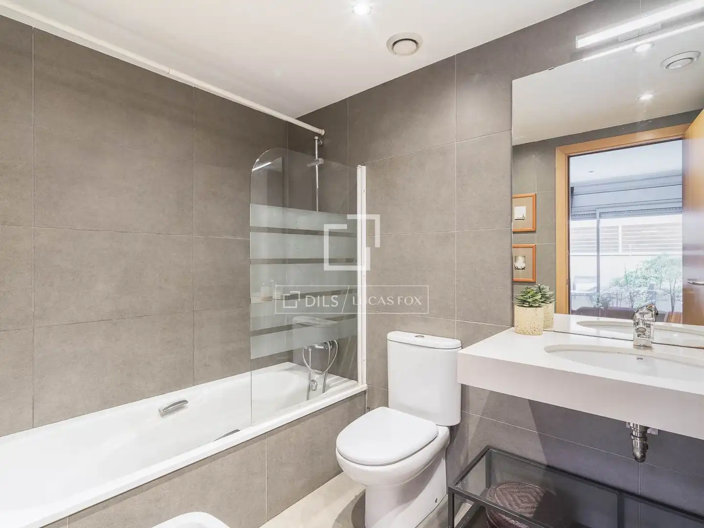 Bathroom of Flat for sale in Barcelona  with Air Conditioner, Terrace and Storage room