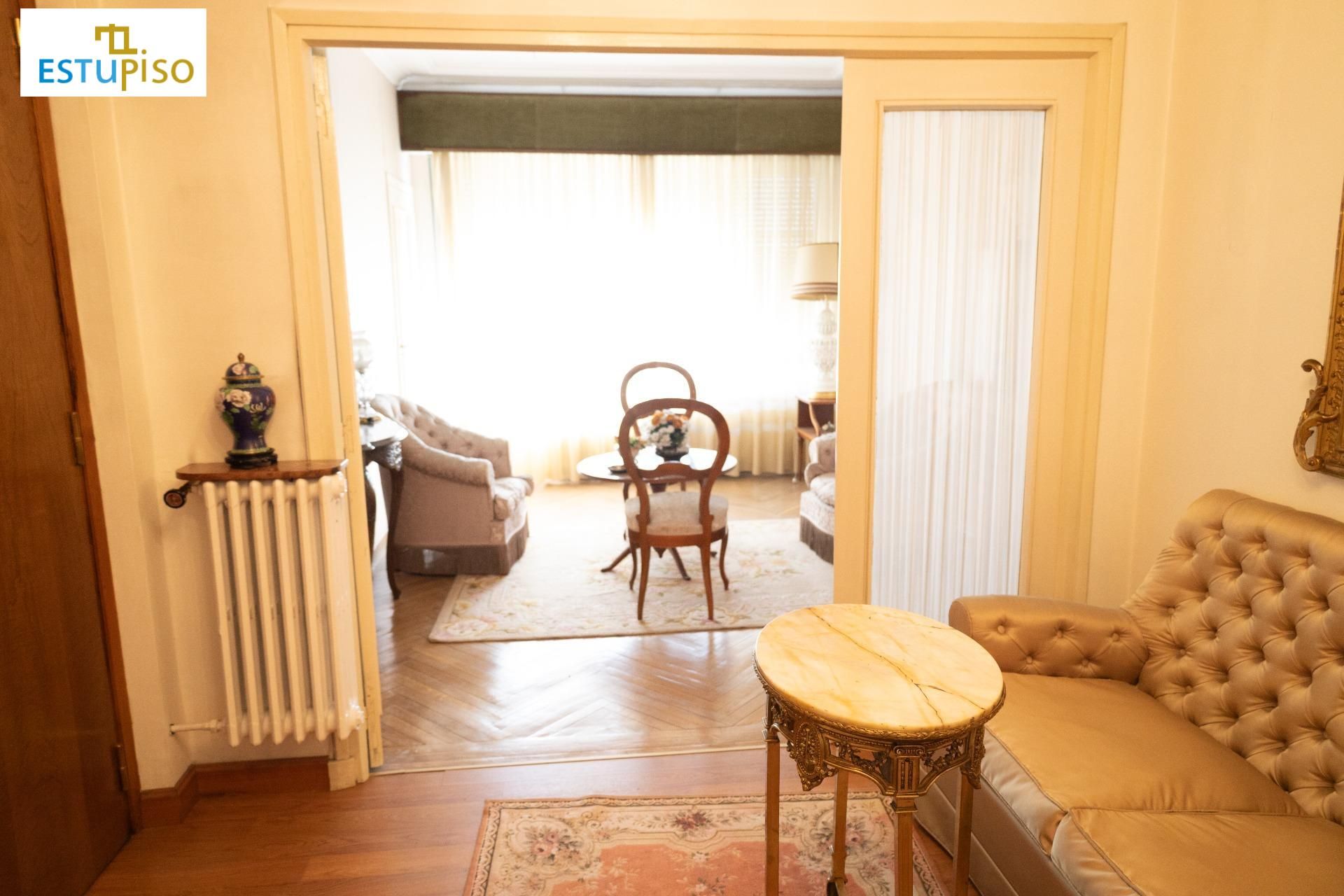 Sala d'estar de Pis en venda en León Capital  amb Terrassa i Balcó