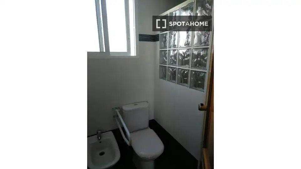Baño de Piso de alquiler en Valencia con Aire acondicionado, Calefacción y Amueblado