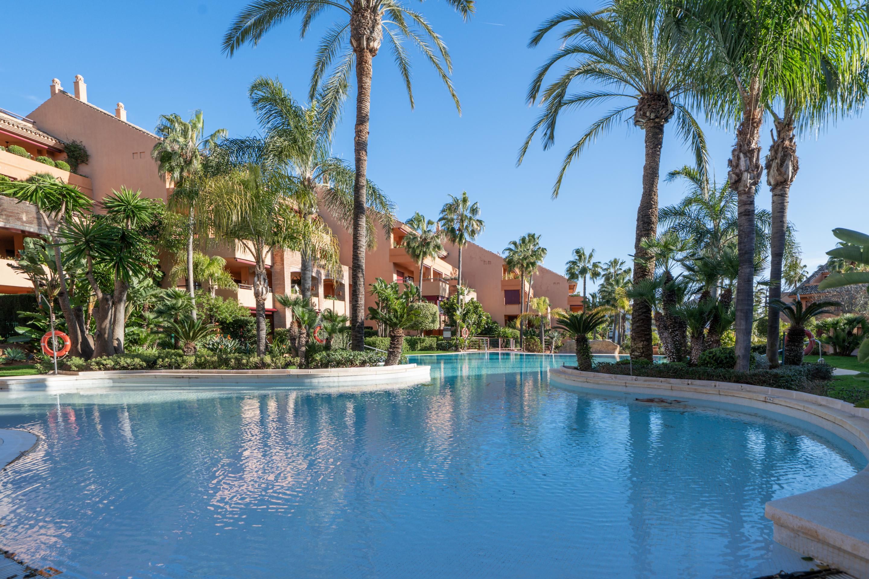 Piscina de Apartament en venda en Marbella amb Aire condicionat, Jardí privat i Traster