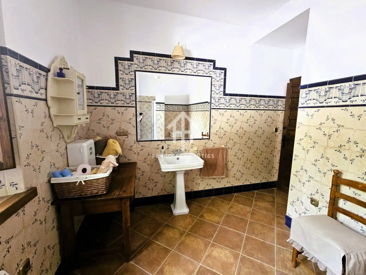 Bathroom of Houses for sale in Villanueva de Tapia  with Air Conditioner, Heating and Private garden