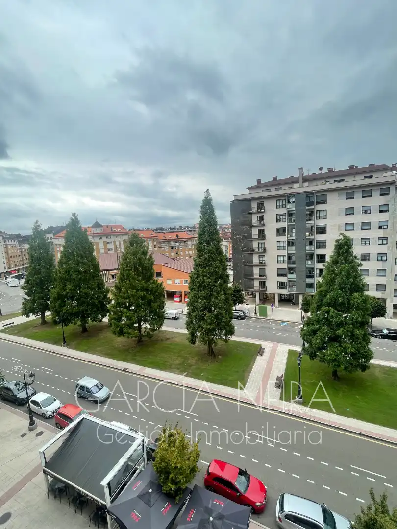 Vista exterior de Pis en venda en Oviedo  amb Calefacció, Jardí privat i Parquet