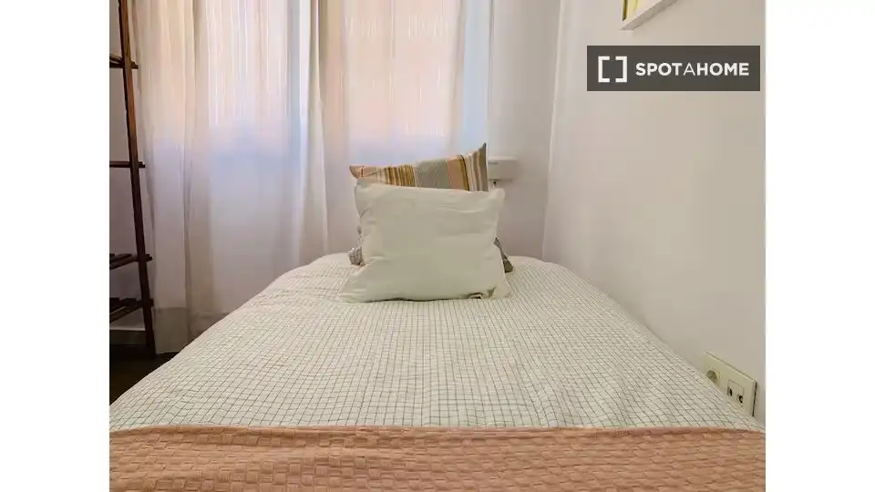 Habitación de Piso de alquiler en Valencia con Aire acondicionado, Calefacción y Amueblado