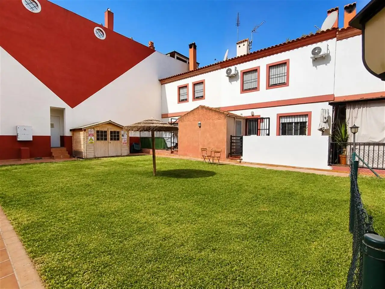 Vista exterior de Casa adosada en venda en Fuente de Piedra amb Piscina