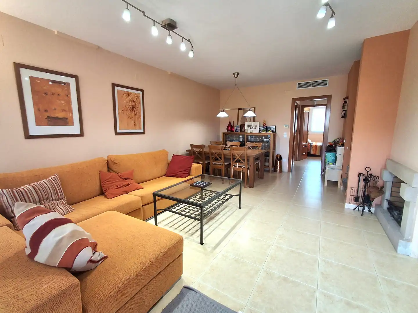 Sala d'estar de Casa adosada en venda en Mont-roig del Camp amb Aire condicionat, Jardí privat i Terrassa