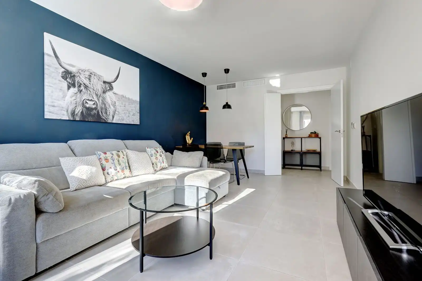 Sala d'estar de Apartament de lloguer en Estepona amb Aire condicionat, Terrassa i Piscina