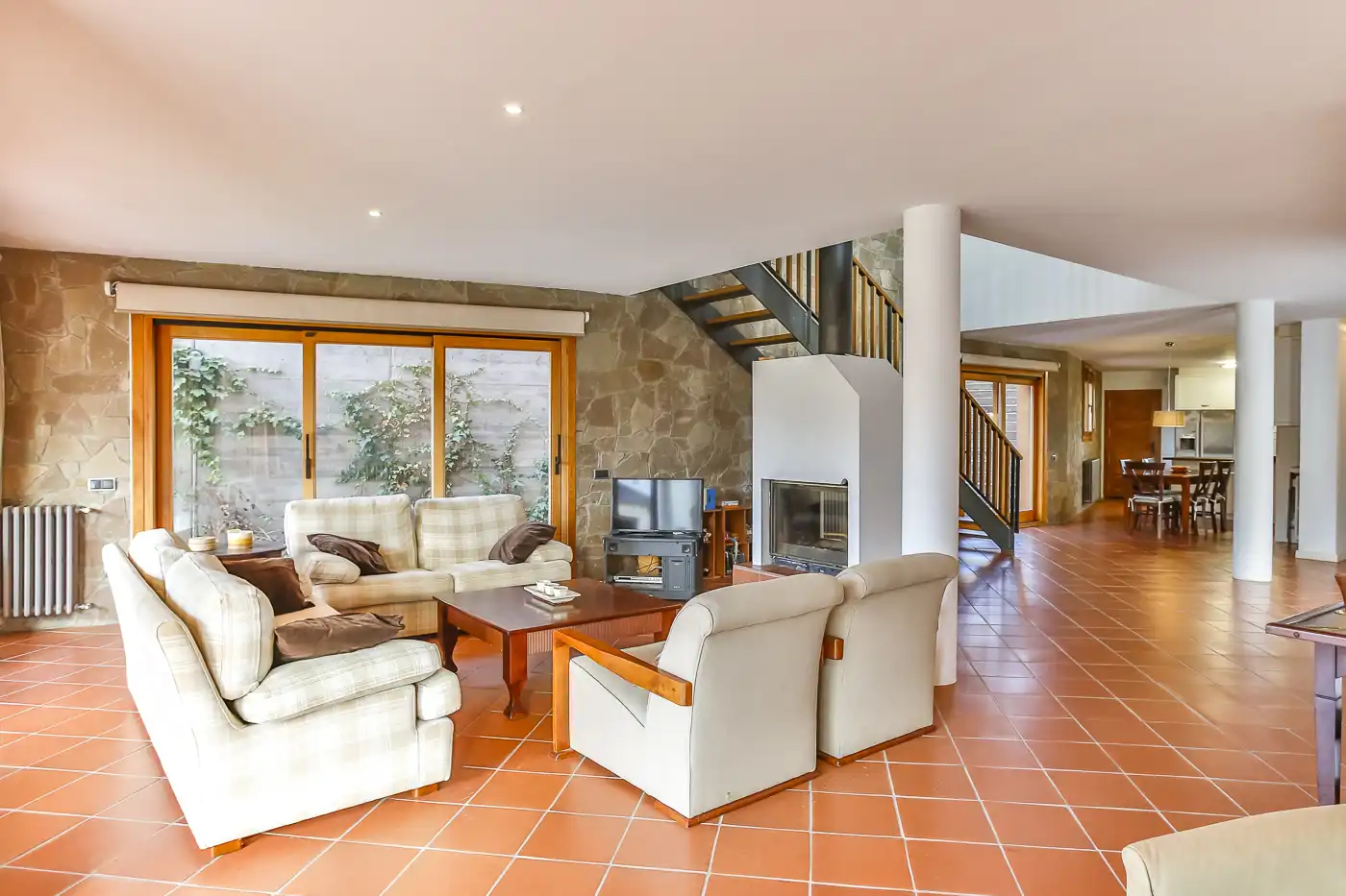 Wohnzimmer von Country house zum Verkauf in Sant Quirze de Besora mit Heizung und Terrasse