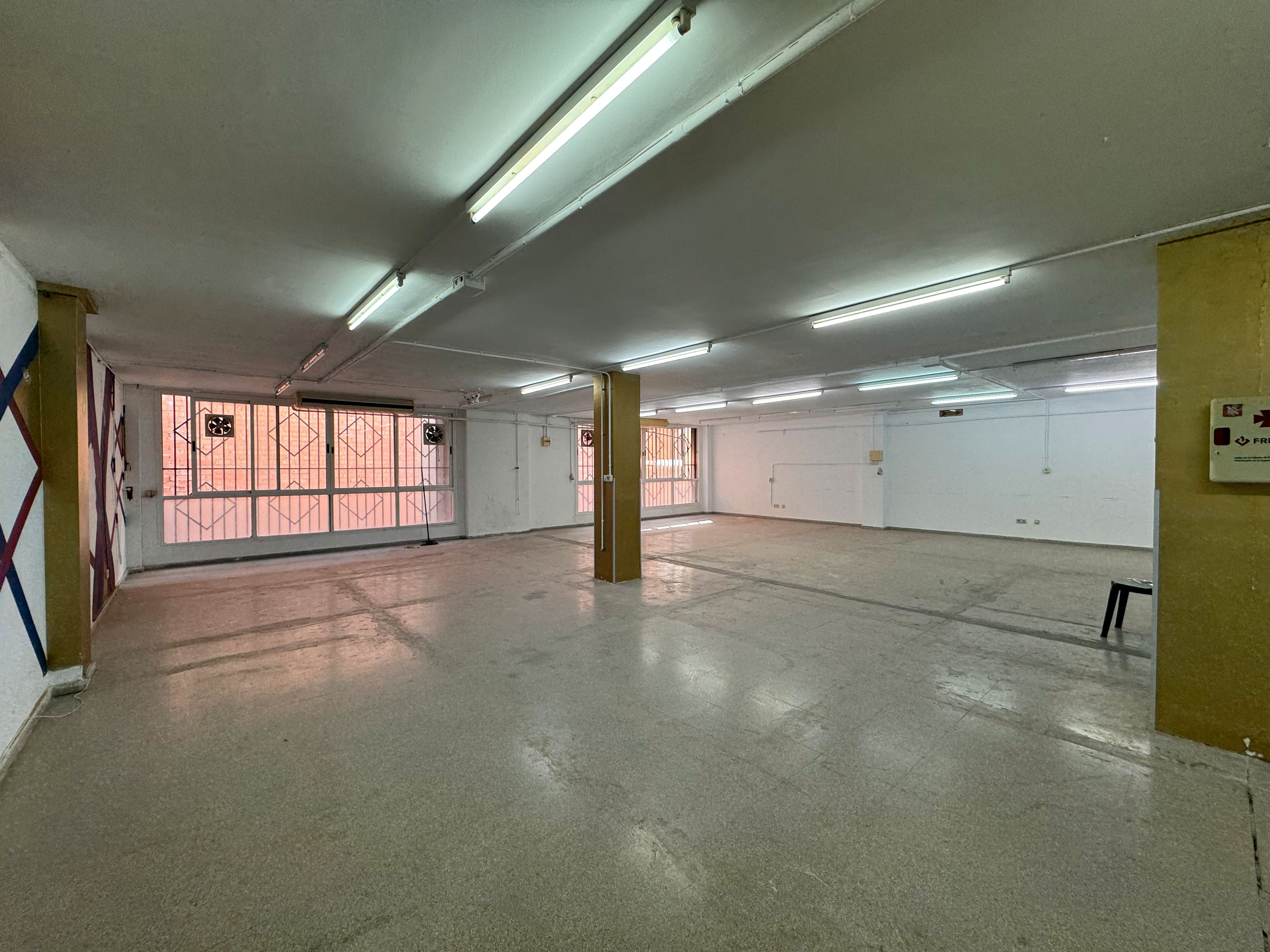 Fabrikhallen zum Verkauf in L'Hospitalet de Llobregat