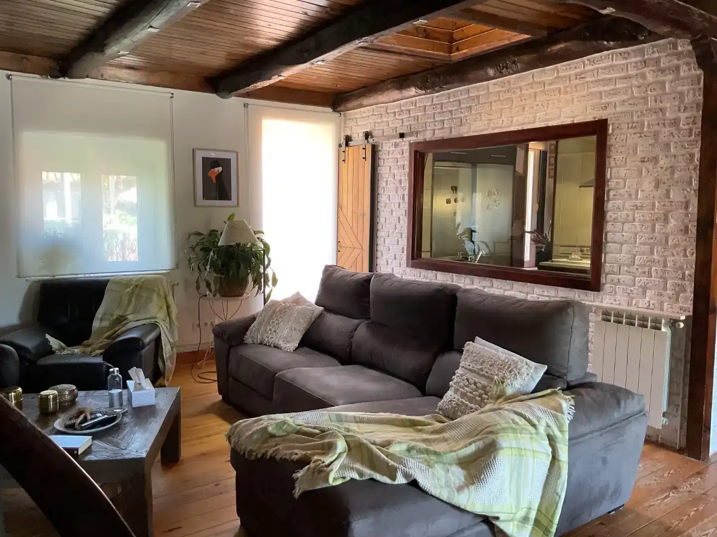 Sala d'estar de Casa adosada en venda en Villaturiel amb Balcó