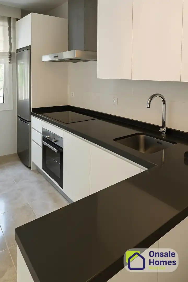 Cocina de Piso en venta en Marbella con Terraza, Alarma y Piscina comunitaria