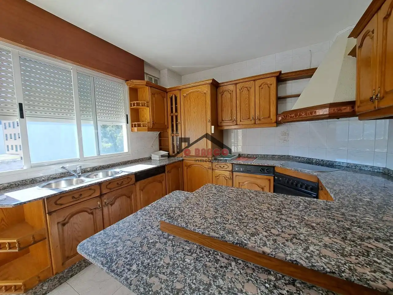 Cocina de Piso en venta en O Barco de Valdeorras   con Calefacción, Trastero y Balcón