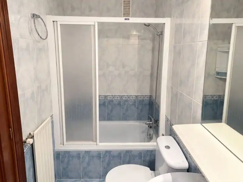Baño de Piso de alquiler en Lugones